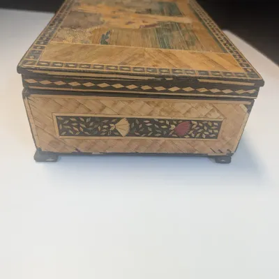 Colored Straw Lined Box w/ Castle Design