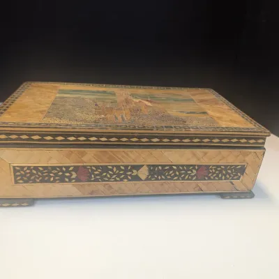 Colored Straw Lined Box w/ Castle Design