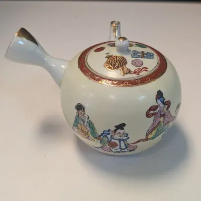 Marked On The Underside Japanese Side Handle Teapot w/ 4 Cups w/ Lids