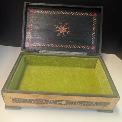Colored Straw Lined Box w/ Castle Design