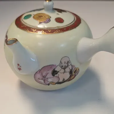Marked On The Underside Japanese Side Handle Teapot w/ 4 Cups w/ Lids