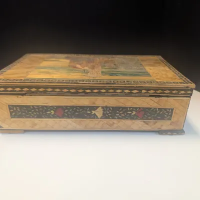 Colored Straw Lined Box w/ Castle Design