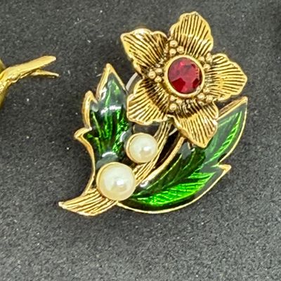 LOT 327: Gold Tone Pin Collection