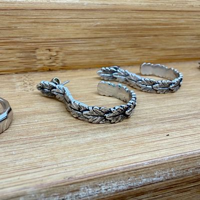 LOT 325: Costume Pierced Earring Lot