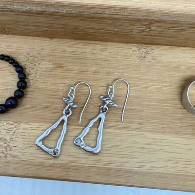 LOT 325: Costume Pierced Earring Lot