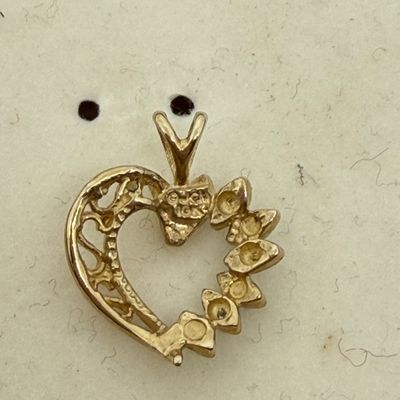 LOT 349: 10K Yellow Gold and Diamond Chip Heart Pendant - 1.0 GTW