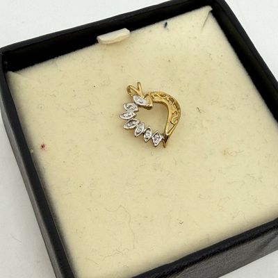 LOT 349: 10K Yellow Gold and Diamond Chip Heart Pendant - 1.0 GTW