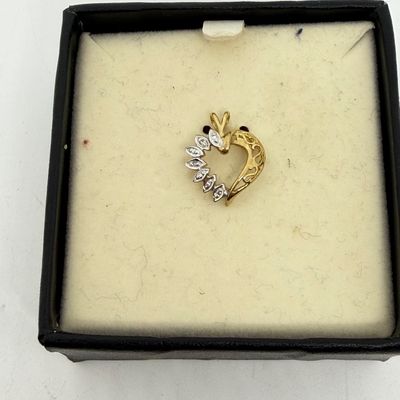 LOT 349: 10K Yellow Gold and Diamond Chip Heart Pendant - 1.0 GTW