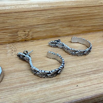 LOT 325: Costume Pierced Earring Lot