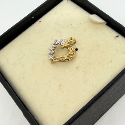 LOT 349: 10K Yellow Gold and Diamond Chip Heart Pendant - 1.0 GTW