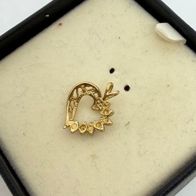 LOT 349: 10K Yellow Gold and Diamond Chip Heart Pendant - 1.0 GTW