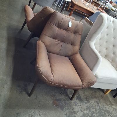 Mid-Century Modern Style Tufted Accent Chair in Tobacco Brown