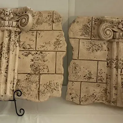 DECOR WALL PLAQUES / URN 