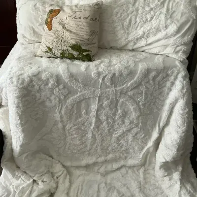 Tufted Chenille Damask Pattern Bedspread And Pillows