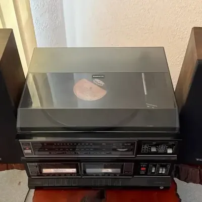 Sanyo Home Audio Record Player With Speakers