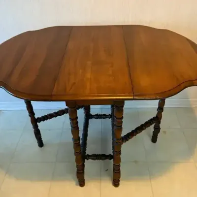 Vintage William And Mary Style Gateleg Drop Leaf Table