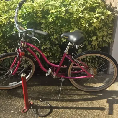 Hampton Cruiser Seven With A Cloud 9 Pyrimid Seat, Tire Pump & Bike Lock With Key