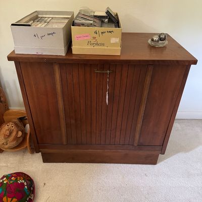 Record cabinet