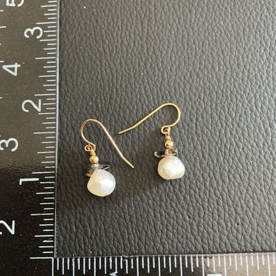 Sale Photo Thumbnail #123: Very nice pearl dangle earrings 
Please see attached pictures