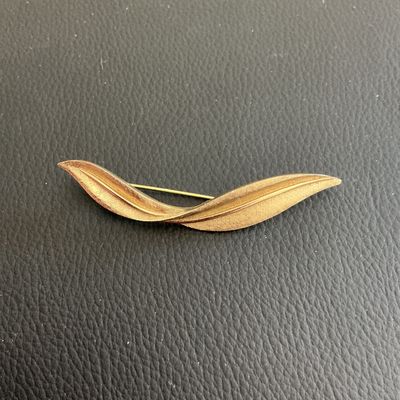Sale Photo Thumbnail #185: Beautiful Vintage Trafari gold tone leaf brooch 
Please see attached pictures