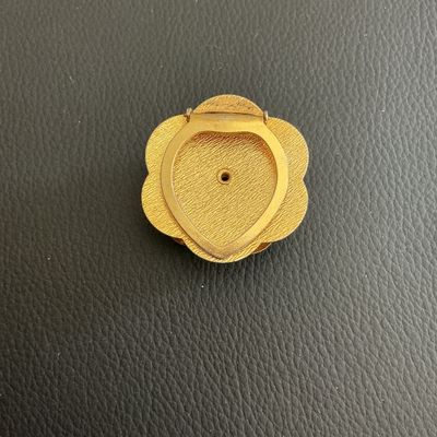 Sale Photo Thumbnail #90: Beautiful Vintage gold tone sweater Clip 
Please see attached pictures