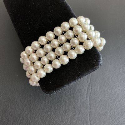 Sale Photo Thumbnail #167: Beautiful Faux Pearl stretchy bracelet 
Please see attached pictures