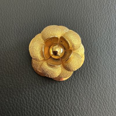 Sale Photo Thumbnail #87: Beautiful Vintage gold tone sweater Clip 
Please see attached pictures