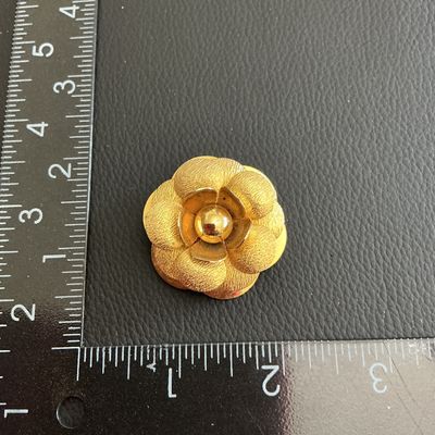 Sale Photo Thumbnail #89: Beautiful Vintage gold tone sweater Clip 
Please see attached pictures