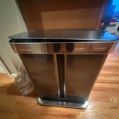 Trash/recyling bin