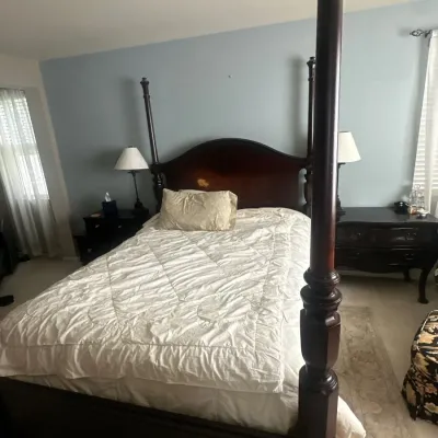 Four-poster bedframe 