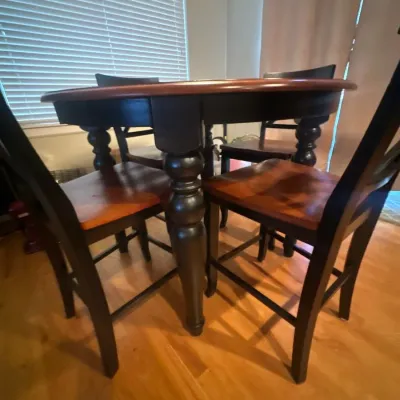Round dining table (side view)