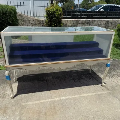 Vintage Glass Display Showcase Cabinet with Queen Anne Legs – Glass Top & Blue Velvet Interior  Desc