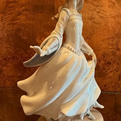 Sale Photo Thumbnail #12: Lladro Cinderella Lost Slipper #4828 Porcelain Figurine 