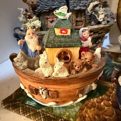 Sale Photo Thumbnail #617: Noah's Ark Hinged Trinket Box Figurine