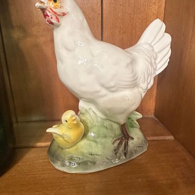 Sale Photo Thumbnail #596: Vintage HOMCO Porcelain Hen and Chick Figurine
