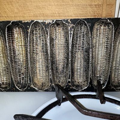 Sale Photo Thumbnail #334: Vintage Wagner Ware Cast Iron Cornbread Pan - 7 Stick Krusty Corn Cob Pan