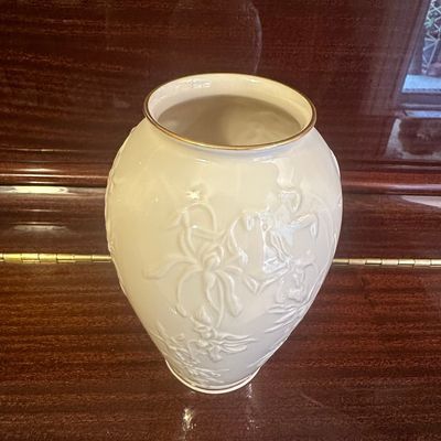 Sale Photo Thumbnail #370: Lenox Masterpiece Collection Iris Vase