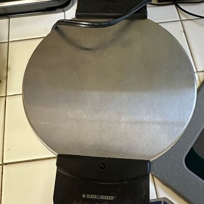 Sale Photo Thumbnail #461: Black & Decker WMB500 Belgian Waffle Maker