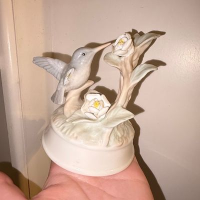 Sale Photo Thumbnail #407: Otagiri Japan Hummingbird Music Box "Tenderly"