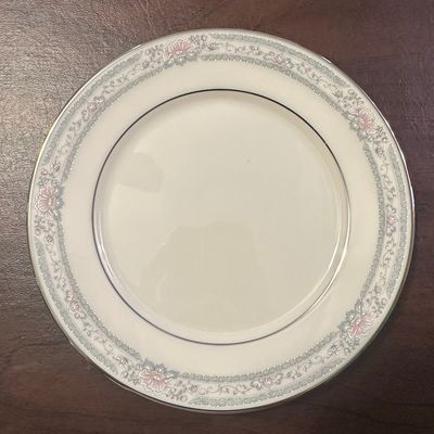 Sale Photo Thumbnail #606: Lenox Charleston Dinner Plate