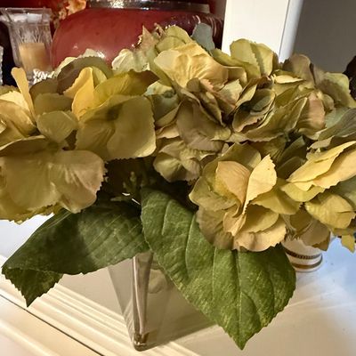 Sale Photo Thumbnail #159: Artificial Hydrangea Arrangement in Clear Glass Vase