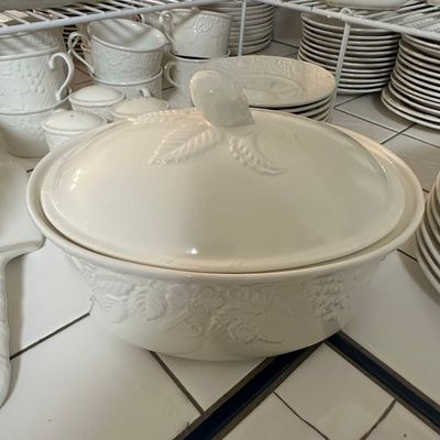 Sale Photo Thumbnail #323: Mikasa English Countryside White 2 Quart Oval Covered Casserole