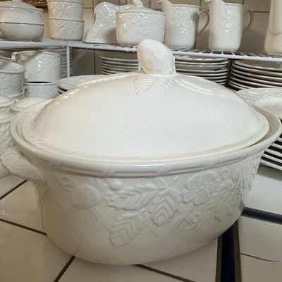 Sale Photo Thumbnail #325: Mikasa English Countryside White 2 Quart Oval Covered Casserole