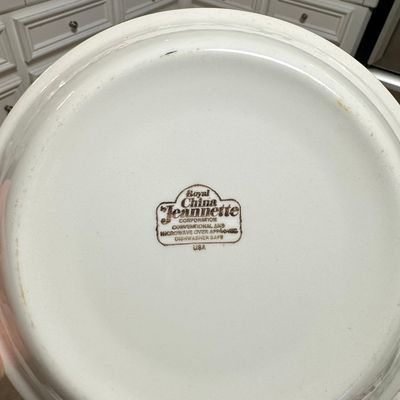 Sale Photo Thumbnail #463: Royal China by Jeannette Strawberry Pie Plate