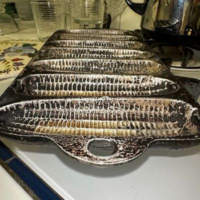 Sale Photo Thumbnail #337: Vintage Wagner Ware Cast Iron Cornbread Pan - 7 Stick Krusty Corn Cob Pan