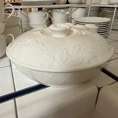 Sale Photo Thumbnail #166: Mikasa English Countryside Covered Casserole Dish