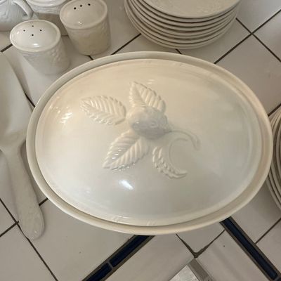 Sale Photo Thumbnail #324: Mikasa English Countryside White 2 Quart Oval Covered Casserole