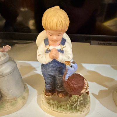 Sale Photo Thumbnail #183: Denim Days 'Time for Thanks' Figurine (HOMCO #1506)