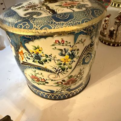 Sale Photo Thumbnail #506: Vintage Daher Chinoiserie Floral Biscuit Tin