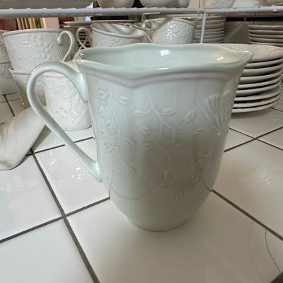 Sale Photo Thumbnail #541: Lenox 'Ivy' Pattern Creamer
